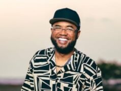 他向哥倫比亞港警察 CAI 自我介紹 – Publimetro Columbia