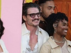 佩德羅·帕斯卡 (Pedro Pascal) 在 Bad Bunny 的 2026 年超級碗中場表演中在舞台上跳舞