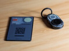 這兩款新的 Find My 配件解決了 AirTag 的一些最大缺點(實際操作)