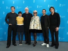 崔西·萊茨 (Tracy Letts) 與卡勒姆·特納 (Callum Turner) 坐在一起,稱他是下一個詹姆斯·邦德 (James Bond)