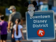 在迪士尼樂園確認出現麻疹病例後,美國人保持高度警惕,並告訴遊客立即接受檢測