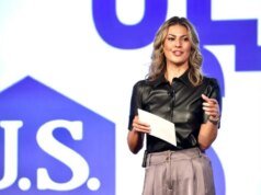 阿曼達·巴利奧尼斯 (Amanda Balionis) 在科林·森川 (Colin Morikawa) 在現場採訪中透露了她的個人消息後發表了講話