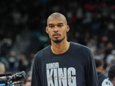 球迷們對活塞隊對待維克多·溫巴尼亞馬的方式表示不滿,這讓這位馬刺球星面臨著殘酷的現實