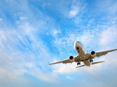 由於暴力事件爆發,航空公司取消了數十個飛往墨西哥的航班