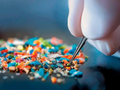 比利時研究人員的新太陽能方法將塑膠轉化為乙酸