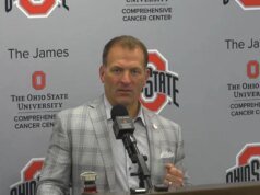 保羅·芬鮑姆 (Paul Finebaum) 揭露事件後,俄勒岡州立大學 (OSU) 打破了廣告卡倫·德波爾 (Callen DeBoer) 對阿拉巴馬州的沉默