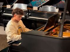 15歲的他利用公共鋼琴在世貿中心演奏了阿根廷國歌