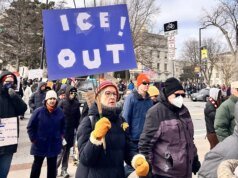 俄亥俄州顧問賽琳娜麥克奈特 (Selena McKnight) 與學生一起舉著反 ICE 標語。