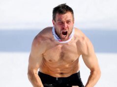 本傑明·卡爾脫掉衣服慶祝他在奧運會上獲得的單板滑雪金牌。