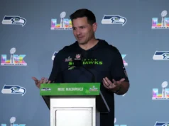 烏鴉隊球迷在超級碗 LX 上支持前華盛頓特區/海鷹隊 HC 邁克·麥克唐納