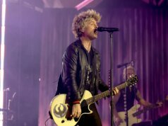 綠日樂隊主唱在超級碗派對上告訴 ICE 官員“辭職”