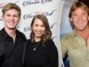 賓迪歐文 (Bindi Irwin) 和羅伯特 (Robert) 在史蒂夫歐文 (Steve Irwin) 64 歲生日之際向他致敬。