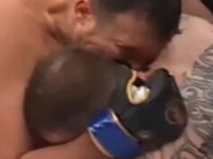 視頻:一名戰士在可怕的耳朵咬傷後被暴徒圍攻