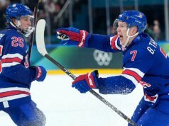 美國隊從早期的落後狀態中逆轉,在奧運會上統治了丹麥隊。