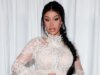 卡迪·B (Cardi B) 在拉斯維加斯演唱會上從椅子上摔下來,歸咎於“政府”