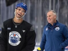 油人隊的防守失誤將保羅·科菲推到了替補席後面