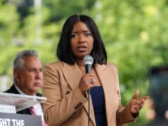 眾議員賈斯明·克羅克特 (Jasmine Crockett) 表示,共和黨人將在德克薩斯州參議院競選中投票給她。