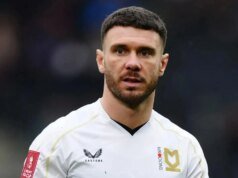 足球運動員點燃火把追趕三名強盜