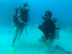 一名男子在斐濟水域約 100 英尺深的水下求婚。讓準新娘驚呆了。