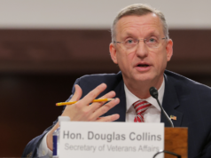 道格·柯林斯 (Doug Collins) 在川普發表國情咨文期間被指定為倖存者。