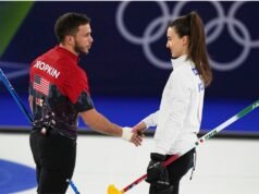 “他們真的是好人”:冰壺運動員在關鍵時刻錯誤的時間發笑