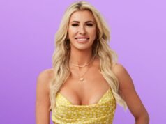 艾麗莎帶著指甲膠膠囊進入醫院