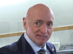 參議員馬克·凱利解釋當你穿著宇航服放屁時會發生什麼