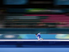 照片顯示,米蘭科爾蒂納冬奧會上運動員的動作模糊不清
