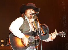 鄉村歌手加文·阿德科克 (Gavin Adcock) 支持美國轉折點的另類中場表演。