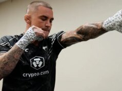 達斯汀·普瓦里爾展示他在訓練中受傷的手指