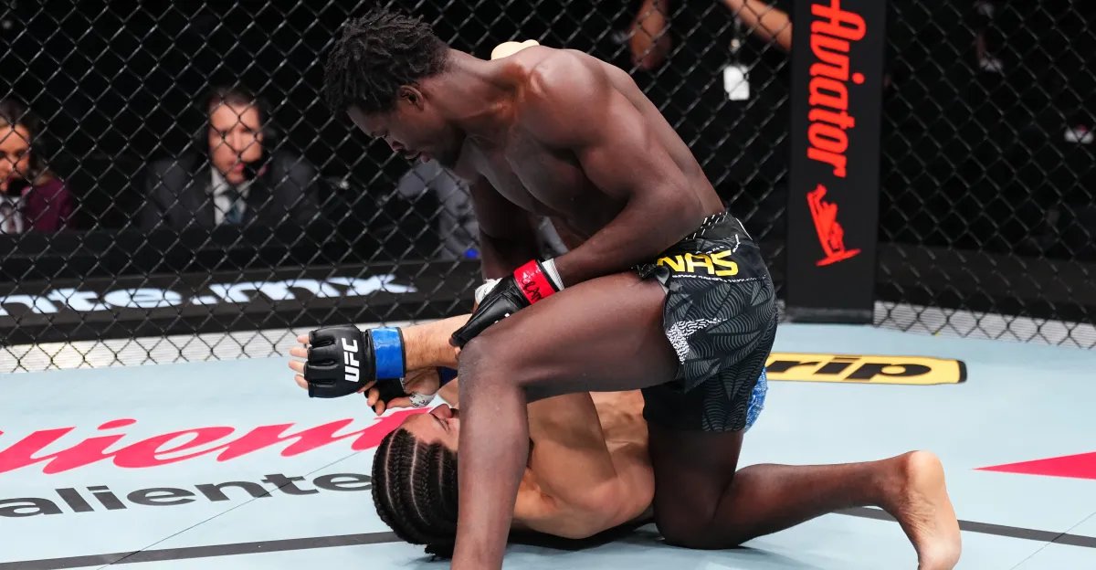 UFC 墨西哥影片：達米安·皮納斯 (Damian Pinas) 衝破韋斯·舒爾茨 (Wes Schultz) 快速擊倒對手