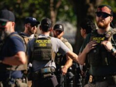 在國土安全部論壇內,ICE 特工互相交談