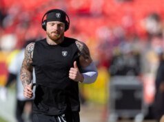 預計 Maxx Crosby 將在突襲者隊與 49 人隊的合作中做出交易決定