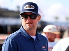 小戴爾 (Dale Jr.) 和粉絲聯合起來表彰福克斯廣播公司對 NASCAR 57 年來的服務