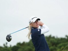 查理·赫爾 (Charlie Hull) 一邊說“抱歉”,一邊模仿這位美巡賽老將拿他的 170 萬美元獎杯所做的事情。