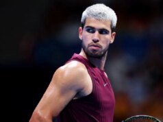 卡洛斯·阿爾卡拉斯因犯規被判罰後與裁判對峙