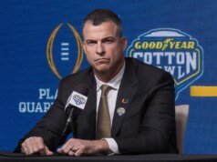 馬里奧·克里斯托瓦爾 (Mario Cristobal) 在對陣邁阿密福特 (Miami Forte) 的比賽中雙打,使德克薩斯農工大學 (Texas A&M) 再次面臨失敗的危險