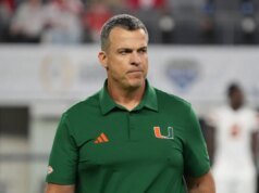 約翰薩默羅 (John Summerall) 警告飾演馬裡奧克里斯托瓦爾 (Mario Cristobal) 提前晉升 IOL 第一名