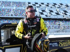 納斯卡車手在代托納撞車托尼·斯圖爾特後就“有錢小子”標籤公開道歉