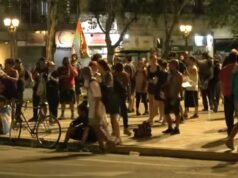 警方向示威者挺進,驅散反對勞工改革的抗議活動