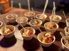 主廚 Esther Choi 和 Kardea Brown 在南海灘活動中慶祝炸雞