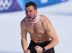 奧地利單板滑雪運動員本傑明·卡爾拋棄制服慶祝奧林匹克歷史