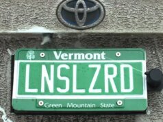 這個倒車攝影機清潔劑隱藏在您的車牌後面