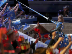 一個厭倦了約會應用程式的女孩湧向中世紀時代