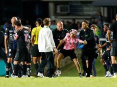 梅西在波多黎各舉行的國際邁阿密比賽中被球迷擋住。