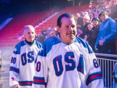邁克·埃魯齊奧內 (Mike Eruzione) 反思“冰上奇蹟”,是什麼讓一個國家變得“偉大”