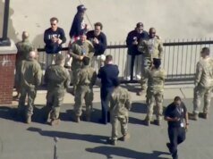 美國男子曲棍球隊在訪問白宮之前與軍方分享獎牌時刻。