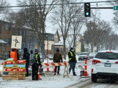 反 ICE 煽動者在明尼阿波利斯街道上設立檢查站阻止車輛。