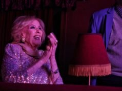 米爾莎·羅格朗 (Mirtha Legrand) 觀看《爸爸為西蒙》(Papá por Siempre) 後,在裡塞奧劇院 (Liceo Theater) 獲得全場起立鼓掌