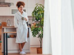 10 件讓您在寒冷的早晨保持溫暖的派克大衣,售價 20 美元起。